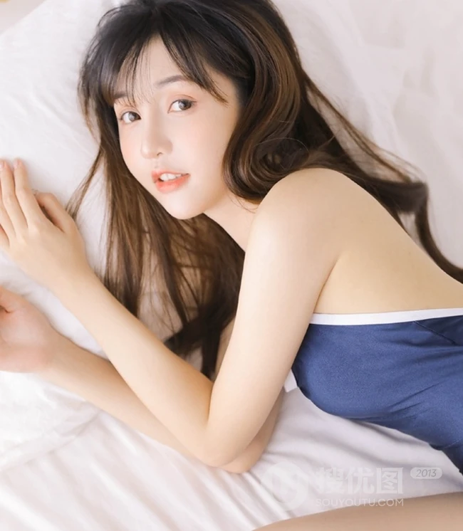 微风不噪，阳光正好，浅粉死库水泳装少女室内写真图片