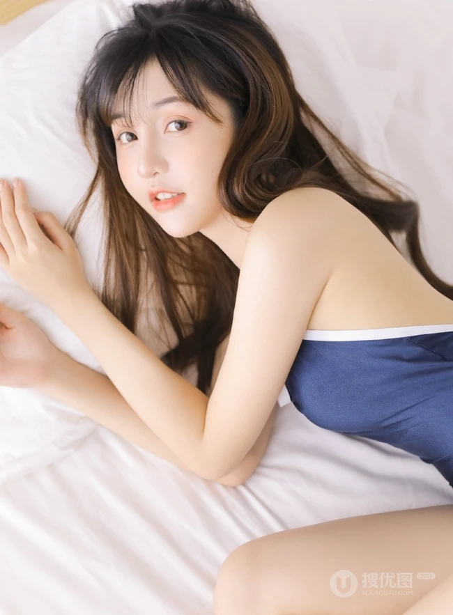 微风不噪，阳光正好，浅粉死库水泳装少女室内写真图片