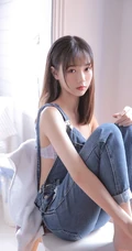 肩带牛仔裤家居服少女室内写真，白皙，浅粉，恬静而动人