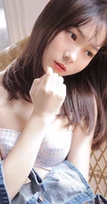 肩带牛仔裤家居服少女室内写真，白皙，浅粉，恬静而动人
