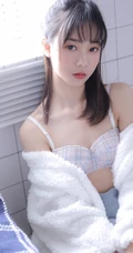 肩带牛仔裤家居服少女室内写真，白皙，浅粉，恬静而动人