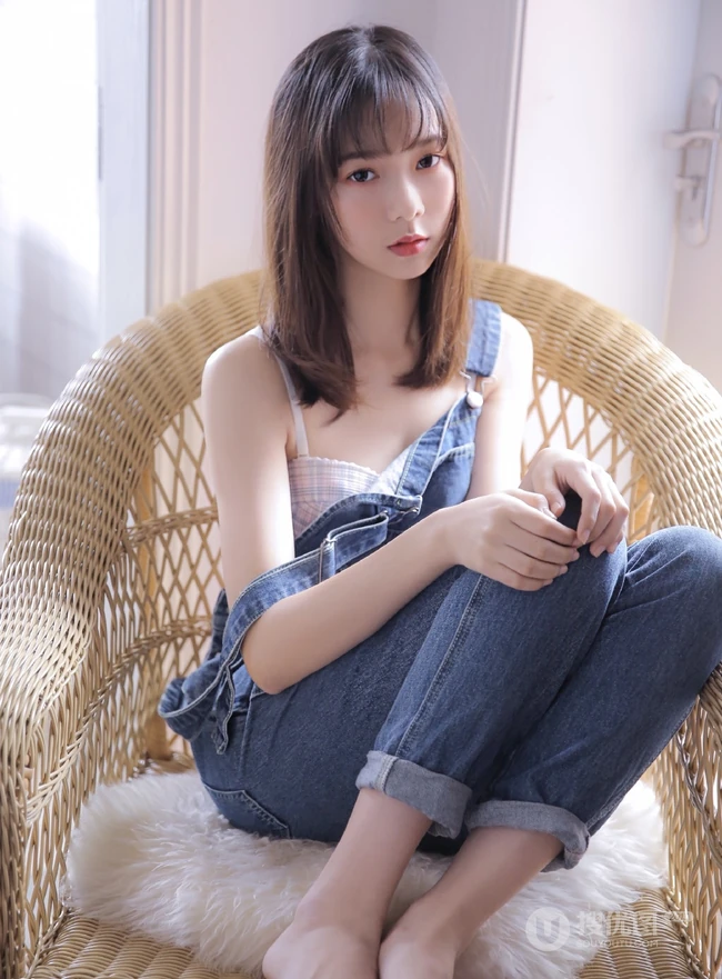 肩带牛仔裤家居服少女室内写真，白皙，浅粉，恬静而动人