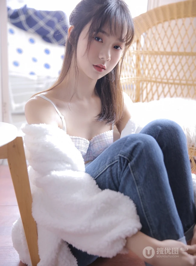 肩带牛仔裤家居服少女室内写真，白皙，浅粉，恬静而动人