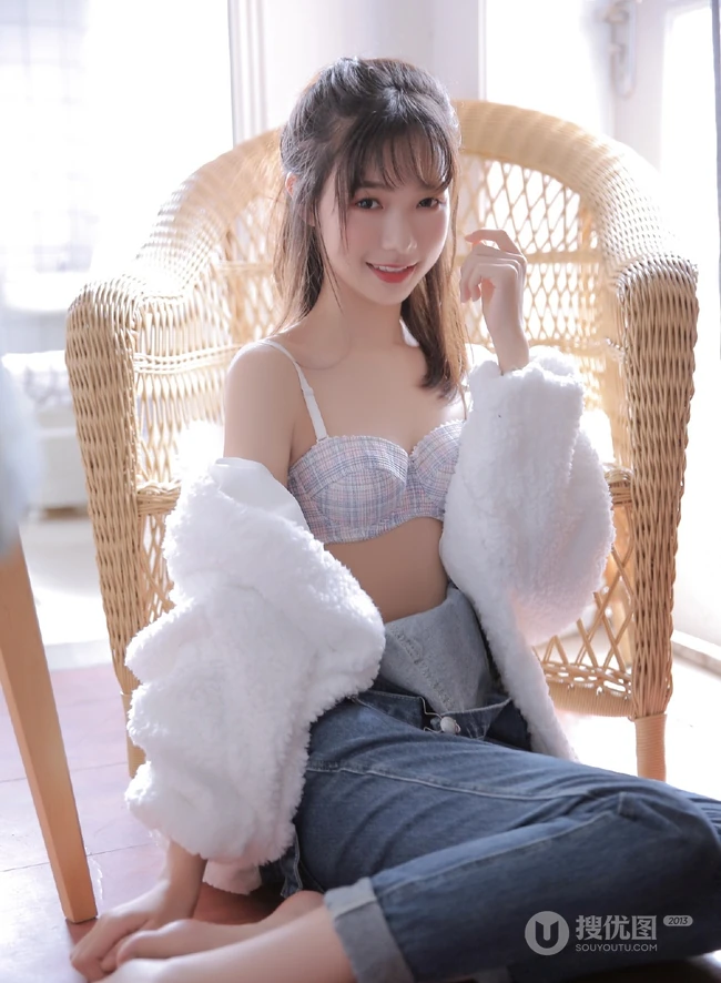 肩带牛仔裤家居服少女室内写真，白皙，浅粉，恬静而动人