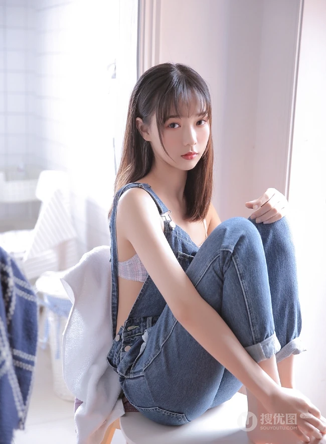 肩带牛仔裤家居服少女室内写真，白皙，浅粉，恬静而动人