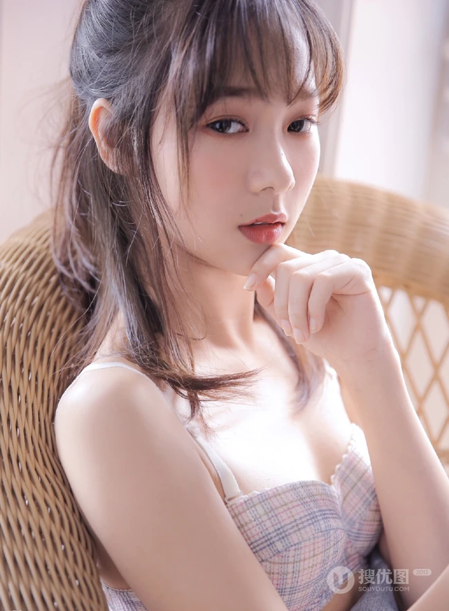 肩带牛仔裤家居服少女室内写真，白皙，浅粉，恬静而动人