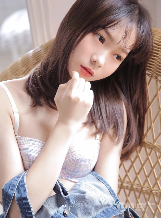 肩带牛仔裤家居服少女室内写真，白皙，浅粉，恬静而动人