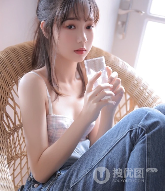 肩带牛仔裤家居服少女室内写真，白皙，浅粉，恬静而动人