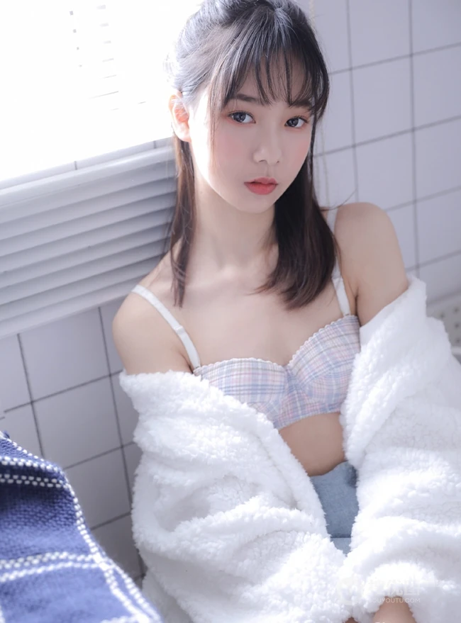 肩带牛仔裤家居服少女室内写真，白皙，浅粉，恬静而动人