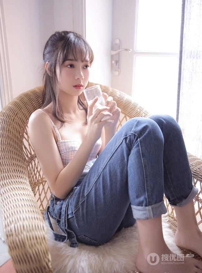 肩带牛仔裤家居服少女室内写真，白皙，浅粉，恬静而动人