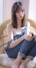 肩带牛仔裤家居服少女室内写真，白皙，浅粉，恬静而动人