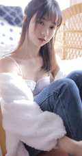 肩带牛仔裤家居服少女室内写真，白皙，浅粉，恬静而动人