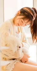 清新甜美有爱心，爱笑女孩居家室内逗狗温馨室内写真图片