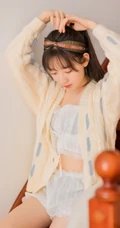 清新甜美有爱心，爱笑女孩居家室内逗狗温馨室内写真图片
