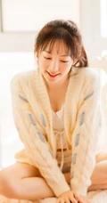 清新甜美有爱心，爱笑女孩居家室内逗狗温馨室内写真图片