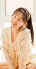 清新甜美有爱心，爱笑女孩居家室内逗狗温馨室内写真图片