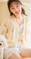 清新甜美有爱心，爱笑女孩居家室内逗狗温馨室内写真图片