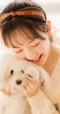 清新甜美有爱心，爱笑女孩居家室内逗狗温馨室内写真图片