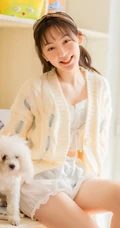 清新甜美有爱心，爱笑女孩居家室内逗狗温馨室内写真图片