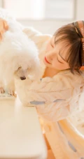 清新甜美有爱心，爱笑女孩居家室内逗狗温馨室内写真图片