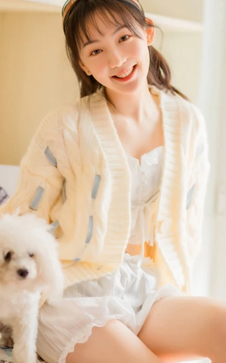 清新甜美有爱心，爱笑女孩居家室内逗狗温馨室内写真图片