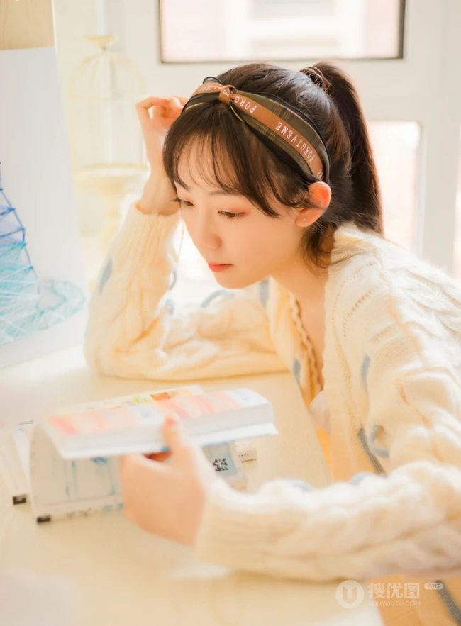 清新甜美有爱心，爱笑女孩居家室内逗狗温馨室内写真图片
