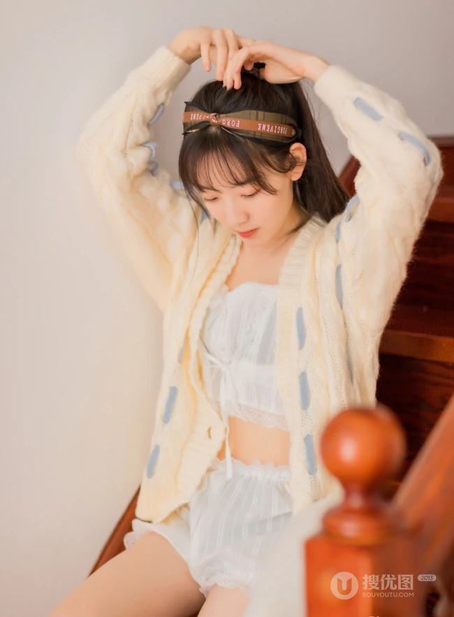 清新甜美有爱心，爱笑女孩居家室内逗狗温馨室内写真图片