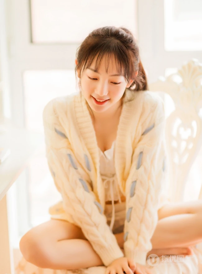清新甜美有爱心，爱笑女孩居家室内逗狗温馨室内写真图片