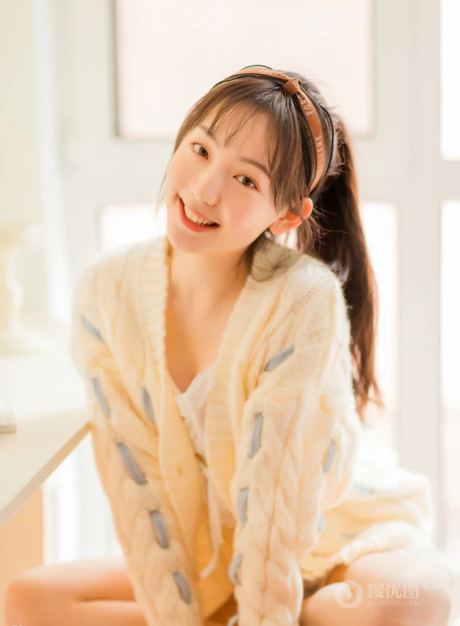 清新甜美有爱心，爱笑女孩居家室内逗狗温馨室内写真图片