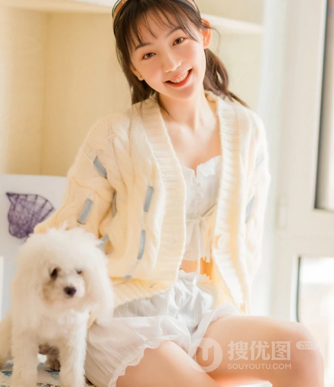清新甜美有爱心，爱笑女孩居家室内逗狗温馨室内写真图片