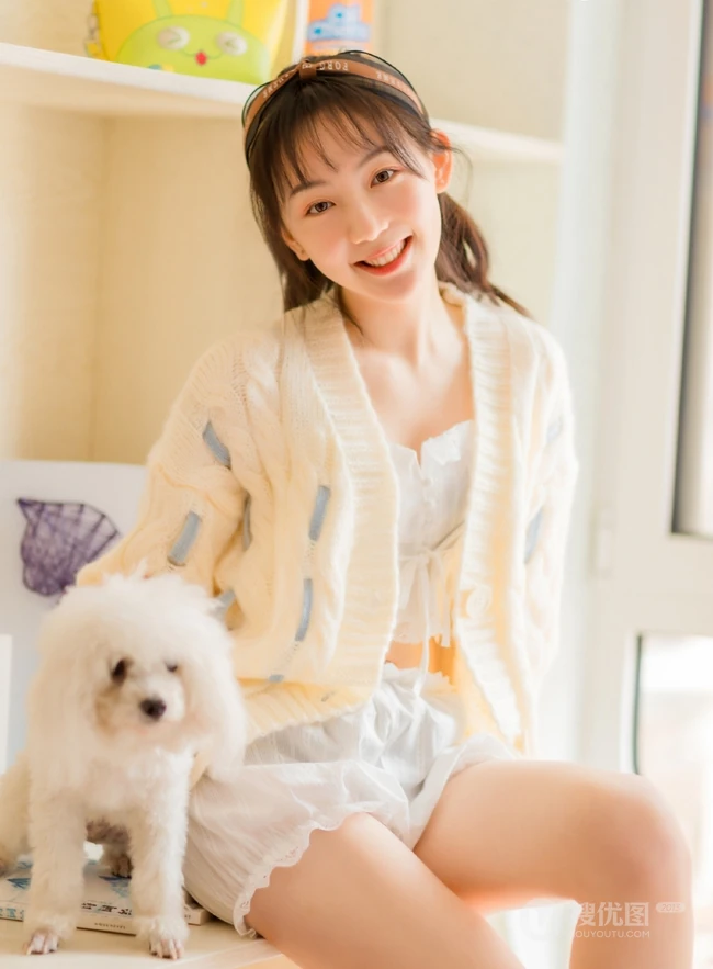 清新甜美有爱心，爱笑女孩居家室内逗狗温馨室内写真图片