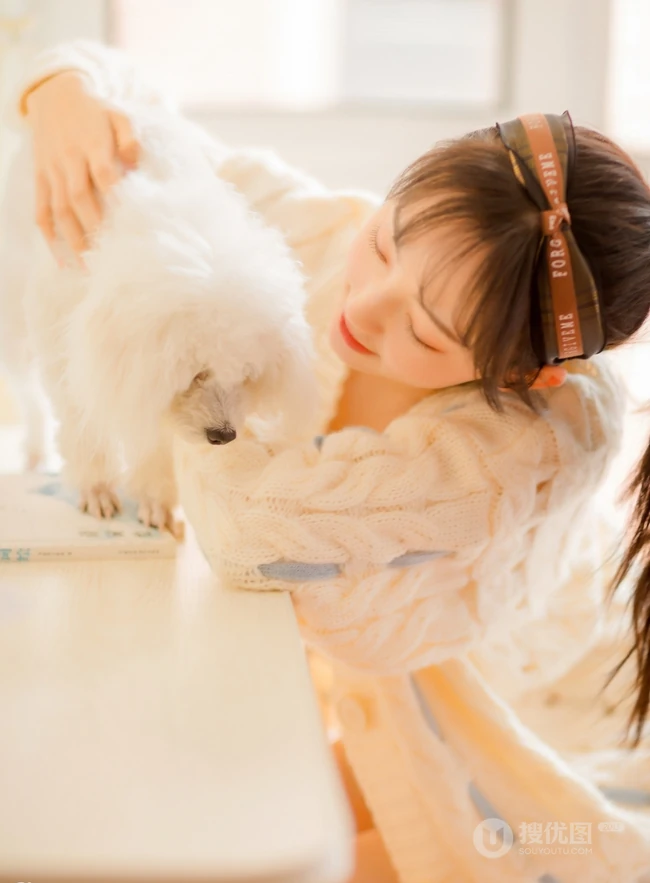 清新甜美有爱心，爱笑女孩居家室内逗狗温馨室内写真图片