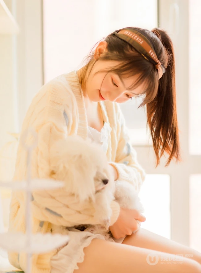 清新甜美有爱心，爱笑女孩居家室内逗狗温馨室内写真图片