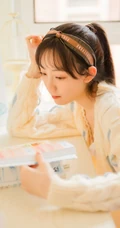 清新甜美有爱心，爱笑女孩居家室内逗狗温馨室内写真图片