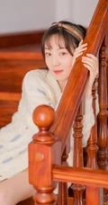 清新甜美有爱心，爱笑女孩居家室内逗狗温馨室内写真图片