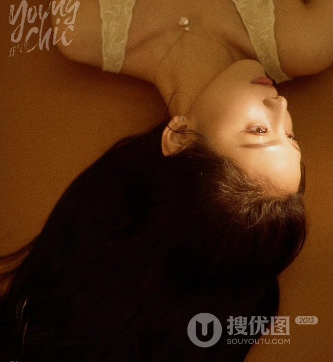 章若楠肩带衣裙《洋气》杂志写真，小露香肩气质动人