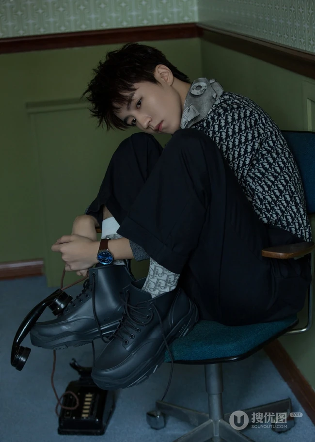 王俊凯化身氧气美少男复古怀旧写真图片