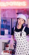 何蓝逗丸子头造型可爱写真，撞色连衣短衫清新动人