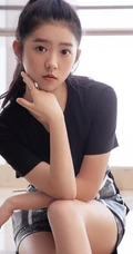 何蓝逗丸子头造型可爱写真，撞色连衣短衫清新动人
