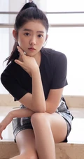 何蓝逗丸子头造型可爱写真，撞色连衣短衫清新动人