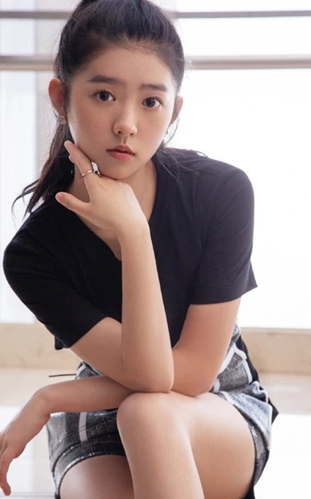 何蓝逗丸子头造型可爱写真，撞色连衣短衫清新动人