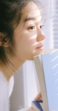 汤梦佳白色梦幻室内写真图片，丸子头造型可爱甜美