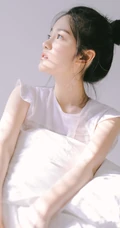 汤梦佳白色梦幻室内写真图片，丸子头造型可爱甜美