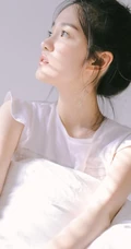 汤梦佳白色梦幻室内写真图片，丸子头造型可爱甜美