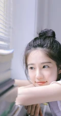 汤梦佳白色梦幻室内写真图片，丸子头造型可爱甜美