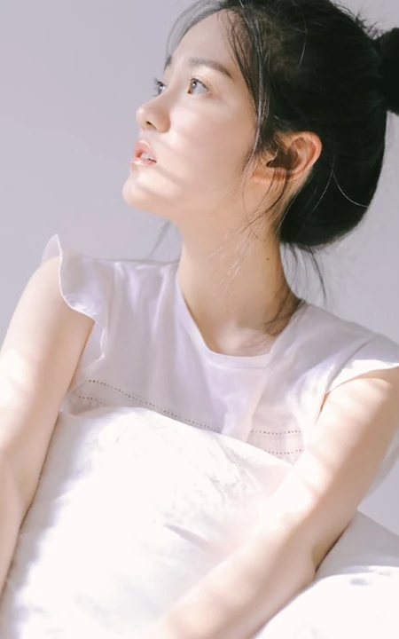 汤梦佳白色梦幻室内写真图片，丸子头造型可爱甜美