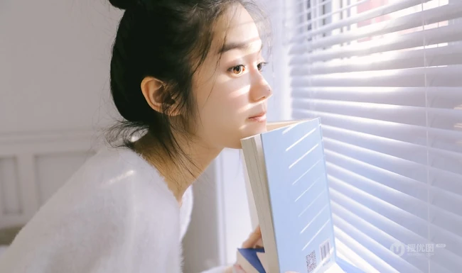 汤梦佳白色梦幻室内写真图片，丸子头造型可爱甜美