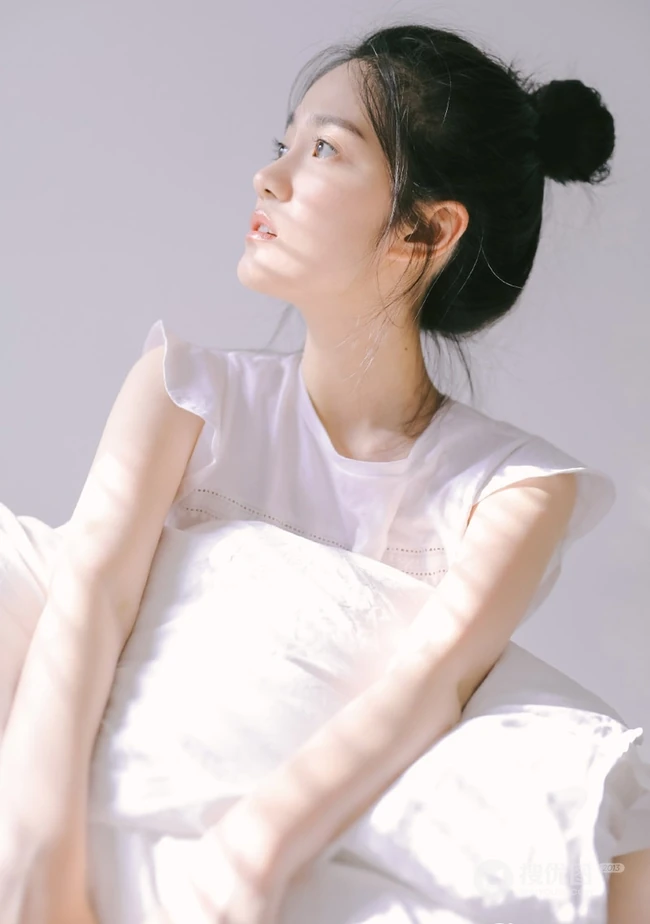 汤梦佳白色梦幻室内写真图片，丸子头造型可爱甜美