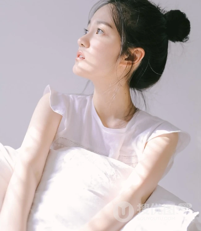 汤梦佳白色梦幻室内写真图片，丸子头造型可爱甜美