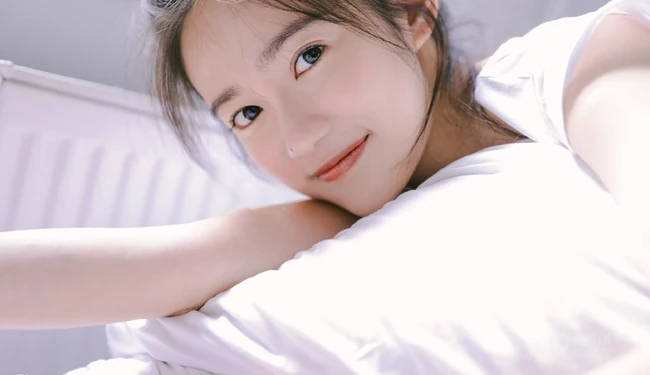 汤梦佳白色梦幻室内写真图片，丸子头造型可爱甜美